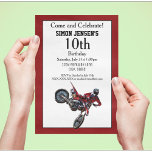 Red Bike Sports Boy Birthday-inbjudningar Inbjudningar<br><div class="desc">De här inbjudningarna är ett vänligt sätt för din son eller dotters vänner till en födelsedagsfest med en modig cykel. Den här designen har en röd motorcykel i grönten, kortets baksida har ett diamantskyltutseende. ================DESIGN TIP====================Använda anpassningsknappen för att flytta, ändra storlek på texten i inbjudan till kostym efter dina behov....</div>