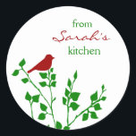 Red Bird Jul Anpassningsbar Baking Stickers Runt Klistermärke<br><div class="desc">De här söta och moderna klistermärkena har en röd fågel på grönten gren och namn efter eget val. Perfekt för att fästa vid julbakade varor och andra matgåvor för helgdag. Gör en underbar gåva till dem som kärlek ska baka och tillverka konserver etc.</div>