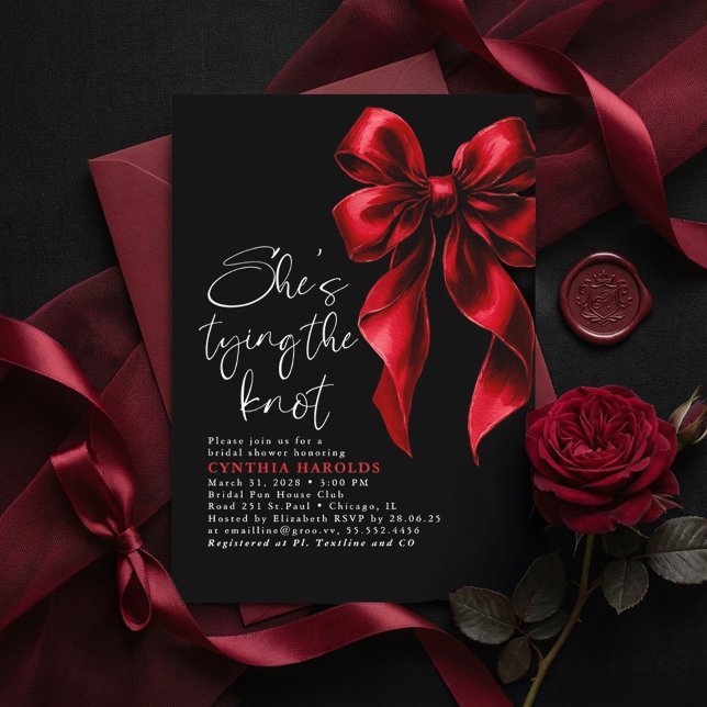 Red Black Bow She's Tying the Knot Bridal Shower Inbjudningar (Black Bridal Shower Invitation With Red Bow She's Tying The Knot Chic Moody Gothic Romantic)