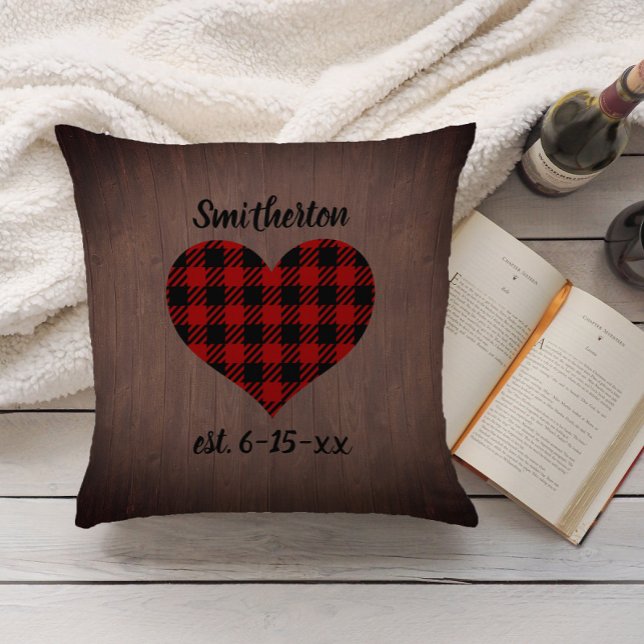 Red Black Buffalo Play Rustic Wood Heart Family Kudde (Red and black buffalo plaid on brown monogram and date pillow. Personalized with wedding date.)