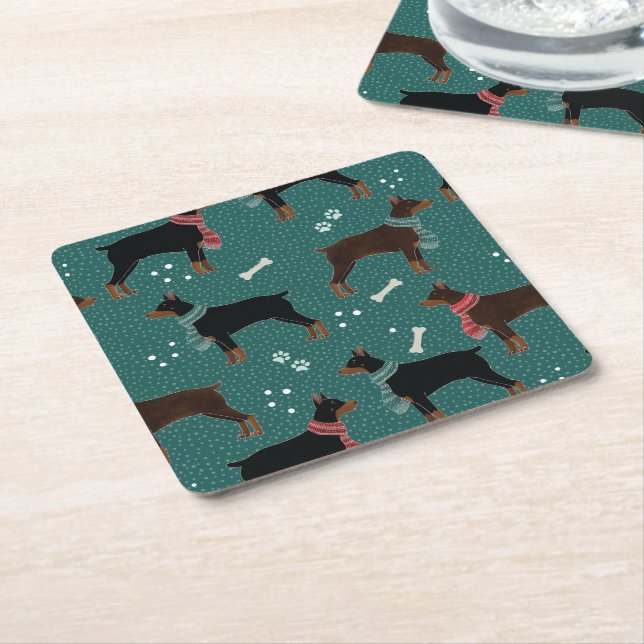 Red & Black Dobermans i Scarves Winter Mönster Underlägg Papper Kvadrat (Vinklad)