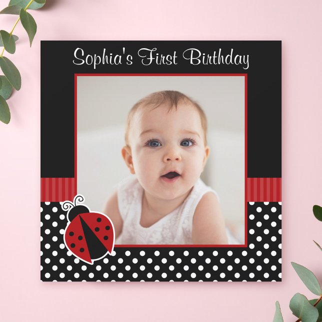 Red Black Ladybug Polka Dot 1st Birthday Photo Inbjudningar (Skapare uppladdad)