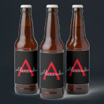 Red Black Script Girly Monogram Namn Ölflaska Etikett<br><div class="desc">Svart och röd Enkelt skript Monogram Namn Beer Flaska-etikett. Det gör perfekten söt 16-årsjubileum,  bröllop,  möhippa,  årsdag,  babydusch eller bachelorette-fest för någon som glam lyxen och chic stilar i kärlek.</div>