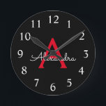 Red Black Script Girly Monogram Namn Rund Klocka<br><div class="desc">Red and Black Simple Script Monogram Namn Clock. Det gör perfekten söt 16-årsjubileum,  bröllop,  möhippa,  årsdag,  babydusch eller bachelorette-fest för någon som glam lyxen och chic stilar i kärlek.</div>