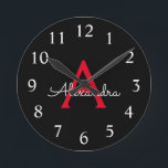 Red Black Script Girly Monogram Namn Rund Klocka<br><div class="desc">Red and Black Simple Script Monogram Namn Clock. Det gör perfekten söt 16-årsjubileum,  bröllop,  möhippa,  årsdag,  babydusch eller bachelorette-fest för någon som glam lyxen och chic stilar i kärlek.</div>