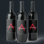 Red Black Script Girly Monogram Namn Vinflaska Etikett<br><div class="desc">Svart och röd Enkelt skript Monogram Namn Beer Flaska-etikett. Det gör perfekten söt 16-årsjubileum,  bröllop,  möhippa,  årsdag,  babydusch eller bachelorette-fest för någon som glam lyxen och chic stilar i kärlek.</div>