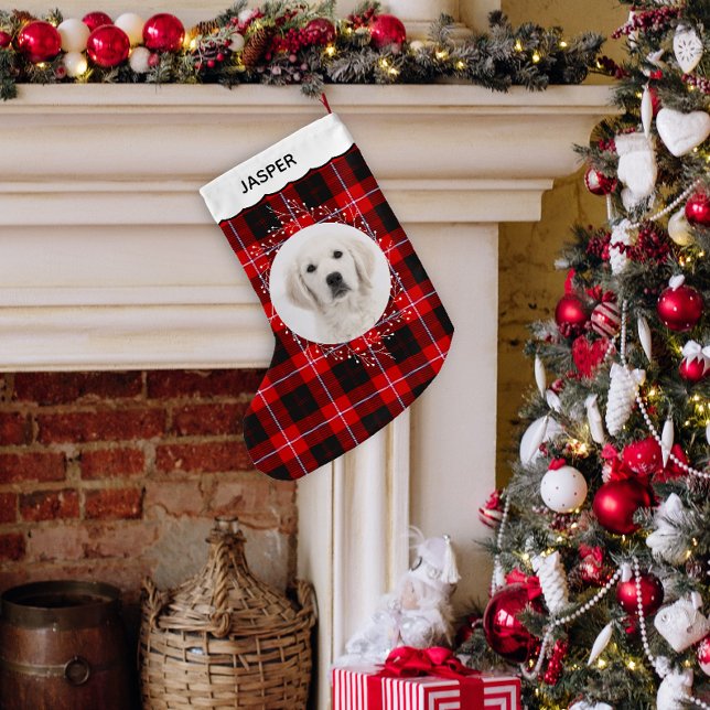 Red Black Tartan Plaid Winter Wreath Pet Dog Photo Liten Julstrumpa (Red, black and white tartan plaid photo stocking in situ.)