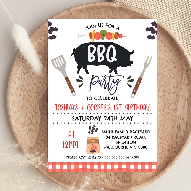 Red Black Twillingars Gris Roast Kebab BBQ Birthda Inbjudningar (Red Black Twins Pig Roast Kebab BBQ Birthday Invitation Backyard BBQ Twins Birthday Invitation
)