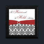 Red, Black, White Damask-årsdag Trinket Box Minnesask<br><div class="desc">Anpassadets svarta och vita smyckeskrin har ett rött FAUX-band och en smyckad brosch på den och frasen "Att ha och hålla i", vilket skulle göra det till en perfekt bröllop-årsdag för lagring av en överraskningsjubileumsgåva, eller låta det vara presenten för er speciella att lagra speciella minnesmärken eller juveler i. Texten...</div>