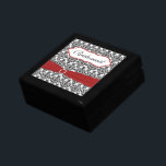 Red, Black, White Damask Bridesmaid Trinket Box Smyckeskrin<br><div class="desc">Anpassadets svarta och vita smyckeskrin har ett rött FAUX-band och smyckad brosch på den. Du kan byta "Bridesmaid" i ord till den spelar ingen roll bröllopsfest du behöver, som namn på mottagaren, deras monogram eller bara "Tack". Om du har en begäran om ändringar eller behöver hjälp med att anpassa den...</div>