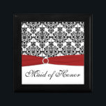 Red, Black, White Damask Maid of honor Trinket Box Minnesask<br><div class="desc">Anpassadets svarta och vita smyckeskrin har ett rött FAUX-band och smyckad brosch på den. Du kan byta "Maid of honor" i ord till den spelar ingen roll medlem i bröllopsfesten som du behöver, som namn på mottagaren, deras monogram eller bara "Tack". Om du har en begäran om ändringar eller behöver...</div>