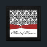 Red, Black, White Damask Maid of honor Trinket Box Minnesask<br><div class="desc">Anpassadets svarta och vita smyckeskrin har ett rött FAUX-band och smyckad brosch på den. Du kan byta "Maid of honor" i ord till den spelar ingen roll medlem i bröllopsfesten som du behöver, som namn på mottagaren, deras monogram eller bara "Tack". Om du har en begäran om ändringar eller behöver...</div>