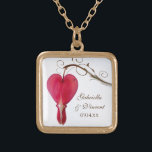 Red Bleeding Heart Flower Bröllop Guldpläterat Halsband<br><div class="desc">Eleganten Red Bleeding Heart Flower Bröllop Pendant Necklace gör en unik personlig keepsaké för bruden eller hennes brudtärnor och brudens sida. Denna anpassningsbar i klassens blomningskran har ett foto av en röd blödande hjärtblomma, eller blommar av dicentra, på stjälken på en vit bakgrund med bruna färgtoner inuti en guld avslutar...</div>