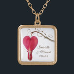 Red Bleeding Heart Flower Bröllop Guldpläterat Halsband<br><div class="desc">Eleganten Red Bleeding Heart Flower Bröllop Pendant Necklace gör en unik personlig keepsaké för bruden eller hennes brudtärnor och brudens sida. Denna anpassningsbar i klassens blomningskran har ett foto av en röd blödande hjärtblomma, eller blommar av dicentra, på stjälken på en vit bakgrund med bruna färgtoner inuti en guld avslutar...</div>