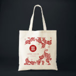 Red Blommigt Boho Peacock Elegant China Bröllop Tygkasse<br><div class="desc">Elegant bohemiröd och vit fredsdjursdesign med uppgifter om blommigten och ett svan som består av paisleyformer, parad med en kinesisk lyckosymbol för dubbla i en enkel cirkel ram. Ett mycket unikt, chics- och klassliknande temat bröllop-design för det moderna paret och snyggten. Dubblans lycka är en mycket gynnsam symbol och lycka...</div>