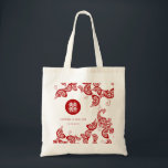 Red Blommigt Boho Peacock Elegant China Bröllop Tygkasse<br><div class="desc">Elegant bohemiröd och vit fredsdjursdesign med uppgifter om blommigten och ett svan som består av paisleyformer, parad med en kinesisk lyckosymbol för dubbla i en enkel cirkel ram. Ett mycket unikt, chics- och klassliknande temat bröllop-design för det moderna paret och snyggten. Dubblans lycka är en mycket gynnsam symbol och lycka...</div>