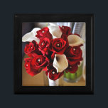 Red Blommigt Modern Elegant Flowers Minnesask<br><div class="desc">Denna vackra Romantic Red Blommigt Modern Elegant Flowers med Guld Boll Accents och White Calla Lily Flowers bouquet-design har en matchande samling i lager.</div>