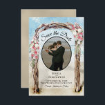 Red Blommigt Watercolor Beach Arbor och Photo Bröl Spara Datumet<br><div class="desc">Det här vackra besparingskortet är perfekt för ett målbröllop. Det innehåller ditt foto i en ovalformad ram med en vattenfärgad strandstrand med rött och vitt blomma. Det finns utrymme för namn,  datum och bröllop.</div>