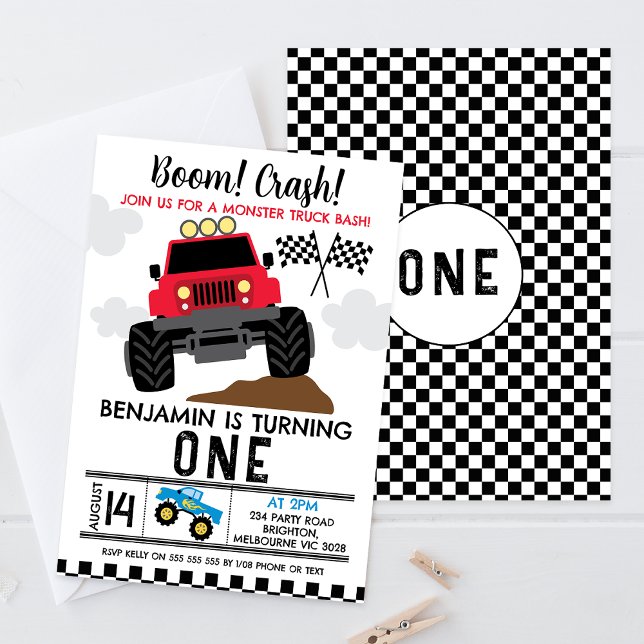Red Blue Monster Lastbil 1:a födelsedagen Inbjudningar (Monster truck themed first birthday invitation featuring a red monster truck and racing flags.)