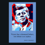 Red Blue Pop Art JFK John F. Kennedy Quote Achieve Poster<br><div class="desc">Röd,  blå och vit före detta amerikansk president John F. Kennedy's Motivational Quote: Victory har tusen far,  men nederlaget är föräldralöst.</div>