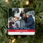 Red Blue Stars Rand Family Photo jul Julgransprydnad Keramik<br><div class="desc">Kvadratisk julprydnad tryckt med familjefoto, en på båda sidor, och din familj namn och året med en minimalistisk röd, vit och blå stars och stripes-design. Rött, vitt och blått stars och stripes fick julens prydnadsande personlig med dina foton, namn och året. Dekorera Julgran i helgdag med en personlig med dina...</div>