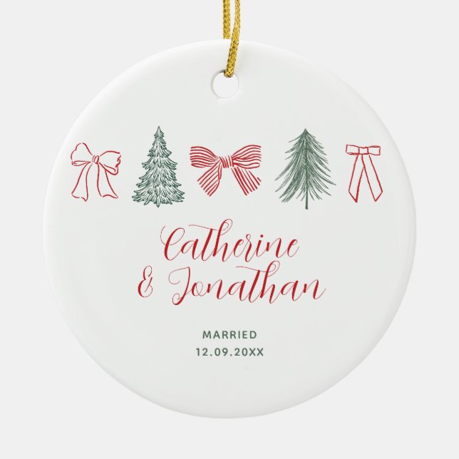 Red Bow & Evergreen Trees Couple Keepsake Julgransprydnad Keramik (Framsidan)
