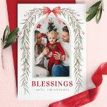 Red Bow Greenery Arch Blessings julfoto Julkort<br><div class="desc">Fira julhelgen med detta Red Bow Greenery Arch Blessings-julfotkort. Det här kortet har en klassisk röd båge som ger en fin grön båge med ömtåliga röda bär, och det är ett vackert ramar på ditt omhuldade familjefoto. Perfekt för att skicka varma helgdag och sprida glädje över säsong till nära och...</div>