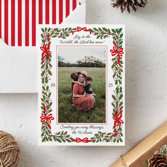 Red Bows and Holly Garland One-Photo jul Julkort (festive holly garland and red bows surround a family portrait photo on this modern Christmas card)