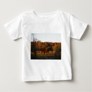 Red Brown-hästen, hösten skogen.. Tee Shirt