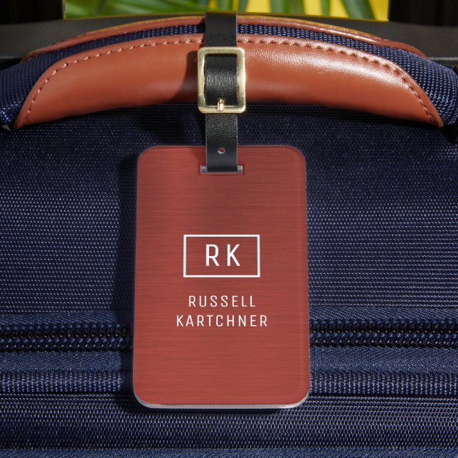 Red Brushed Metall Modern Monogram Luggage Tag Bagagebricka (Framsida Insitu 2)