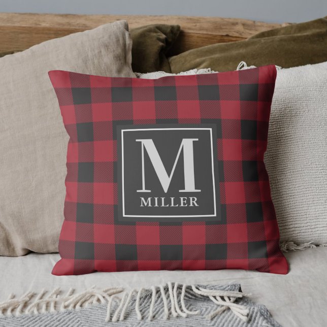 Red Buffalo Check Pput Family Namn Monogram Kudde (Skapare uppladdad)