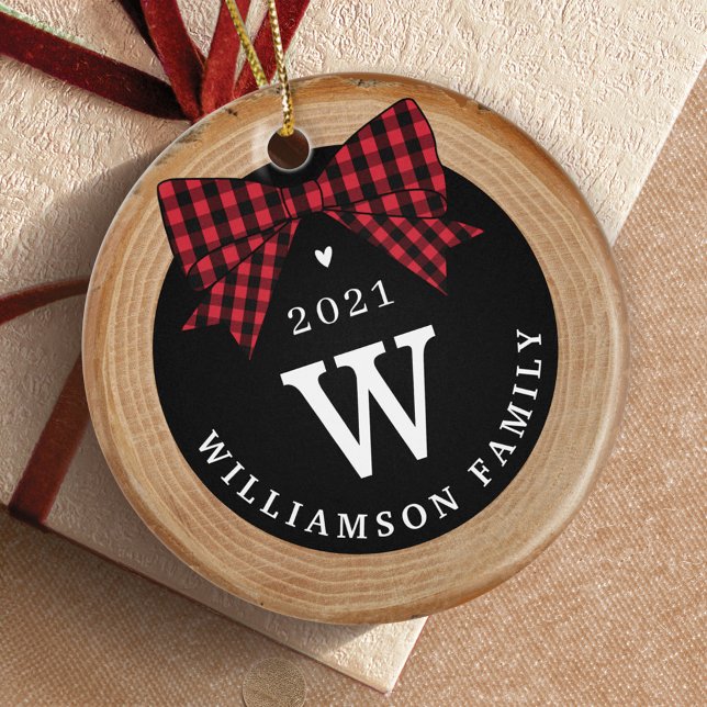 Red Buffalo Play Bow Monogram och Photo Wood Slice Julgransprydnad Keramik (Red Buffalo Plaid Bow Monogram & Photo Wood Slice Ceramic Ornament)