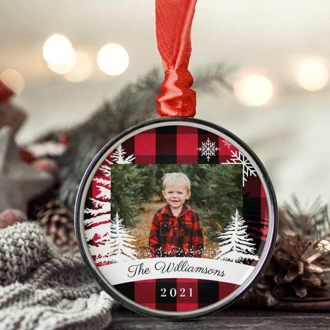 Red Buffalo Play Rustic Gräs Träd Family Photo Julgransprydnad Metall (Red Buffalo Plaid Rustic Pine Trees Family Photo Metal Ornament)