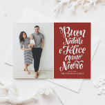 Red Buon Natale Calligraphy-julfoto Helg Vykort<br><div class="desc">Buon Natale e Felice Anno Nuovo! Skicka ditt helgdag till vänner och familj med anpassadet julkort. Det italienska julkortet har en modern kalligrafi. Anpassa genom att lägga till information. Det här fotojulkortet finns i andra färg och kartonger. Matchande objekt är tillgängliga.</div>