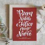 Red Buon Natale e Felice Anno Nuovo Script Helgkort<br><div class="desc">Buon Natale e Felice Anno Nuovo! Skicka ditt helgdag till vänner och familj med det här anpassadet julkort. Det italienska julkortet har en modern kalligrafi. Anpassa genom att lägga till information. Julkortet finns i anpassningsbar i andra färg och på andra kartonger. Matchande objekt är tillgängliga.</div>
