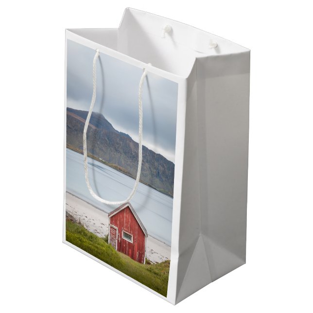 Red Cabin Ramberg Lofoten (Baksidan Vinklad)