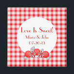 Red Candy Wedding Favor Magnet<br><div class="desc">Magnet är underbart för rött temat bröllop eller bröllop med en röd godisbuffet. Anpassa med egen text.</div>