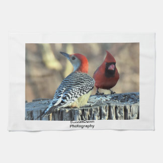 Red Cardinal och Red-Bellied Woodpecker Kökshandduk