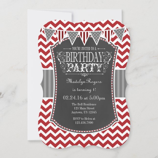Red Chalkboard Chevron Birthday Inbjudan (Framsida)