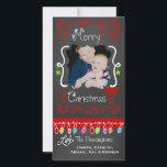 Red Chalkboard God jul Helgdag-fotokort Julkort<br><div class="desc">God jul helgdag-fotokort med en ritbordsbakgrund,  många röda snurrar och text som läser God jul,  en sträng med färgstarka träd ljus i olika färg,  röda och grönt hängande ornament,  och områden som du kan anpassa dessa vackra och ljusa helgdag med ditt foto och namn!</div>