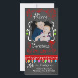 Red Chalkboard God jul Helgdag-fotokort Julkort<br><div class="desc">God jul helgdag-fotokort med en ritbordsbakgrund,  många röda snurrar och text som läser God jul,  en sträng med färgstarka träd ljus i olika färg,  röda och grönt hängande ornament,  och områden som du kan anpassa dessa vackra och ljusa helgdag med ditt foto och namn!</div>