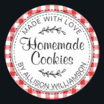 Red Check för Modern Rustic Homemade Cookies Runt Klistermärke<br><div class="desc">Rustiska, moderna och enkla hemgjorda bakade varor, äppelklistermärke i paj med texten som är gjord med kärlek, hemgjorda kakor och ditt namn i handskrivet manusjus och typografi i elegant på en röd baksida i mönster med en snyggt av löv. Lägg bara till ditt namn och produkten namn på etiketten. Enbart...</div>