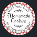 Red Check för Modern Rustic Homemade Cookies Runt Klistermärke<br><div class="desc">Rustiska, moderna och enkla hemgjorda bakade varor, äppelklistermärke i paj med texten som är gjord med kärlek, hemgjorda kakor och ditt namn i handskrivet manusjus och typografi i elegant på en röd baksida i mönster med en snyggt av löv. Lägg bara till ditt namn och produkten namn på etiketten. Enbart...</div>