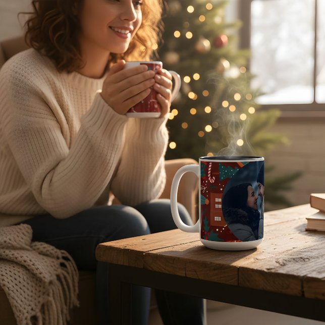 Red Christmas Mug with Custom Photo Festive  Två-Tonad Mugg (Skapare uppladdad)
