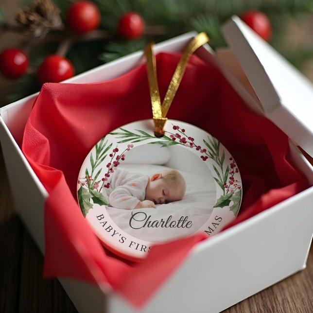 Red Cranberry Foliage Baby Första julfoto Julgransprydnad Keramik (Red Cranberry Foliage Baby's First Christmas Photo Ceramic Ornament)