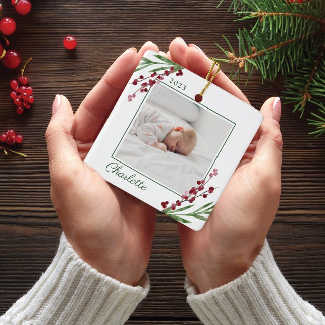 Red Cranberry Foliage Baby Första julfoto Julgransprydnad Keramik (Red Cranberry Foliage Baby's First Christmas Photo Ceramic Ornament)