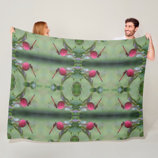 Red Dragonfly på Dogwood Fruit Fleecefilt (På plats)