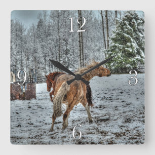 Red Dun & Palomino Winter Horses in Snö Photo Fyrkantig Klocka
