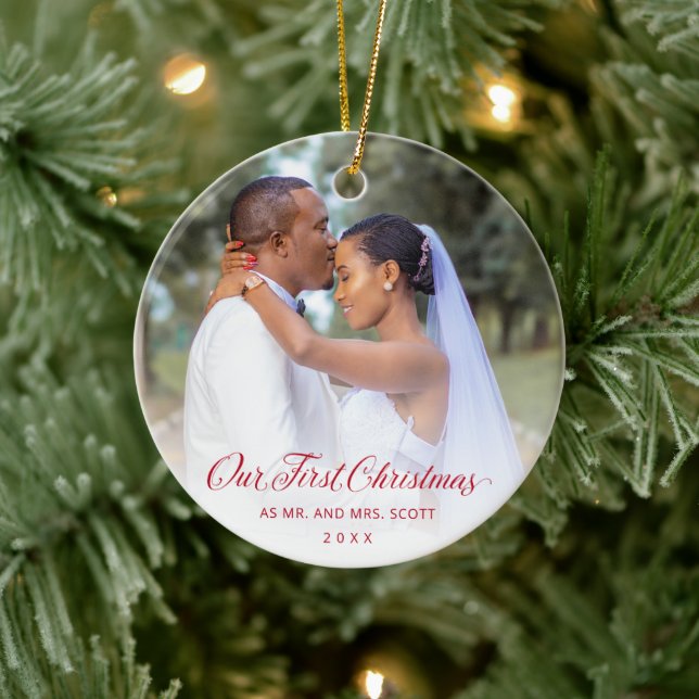 Red Elegant Script Photo Vår första jul Julgransprydnad Keramik (Träd)