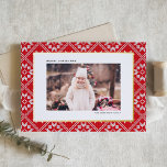 Red Fair Isle Winter Mönster-fotojul i Sticka<br><div class="desc">Skicka varmt helgdag inslaget i en mysigt, festlig utformning med guld-foliekortet, med en charmerande bakgrund för Fair Isle sticka mönster. Den invecklade utformningen framkallar den lugnande känsla som vintern har av värme och helgdag. Det här anpassadet är ett jokertecken som ger dig en fin bakgrund till ditt eget foto. Anpassa...</div>